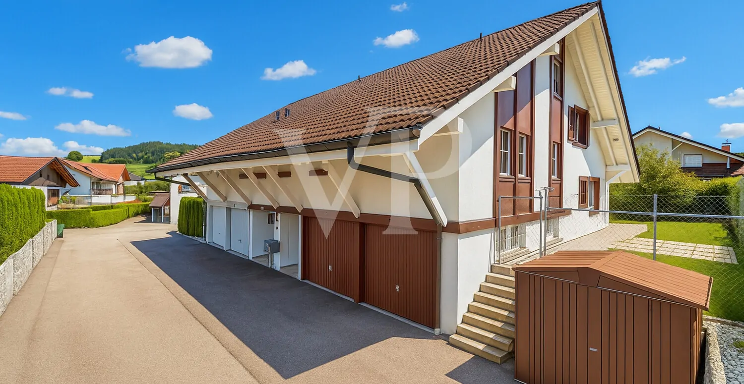 Hausvorderseite mit Eingang und Garageneinfahrt