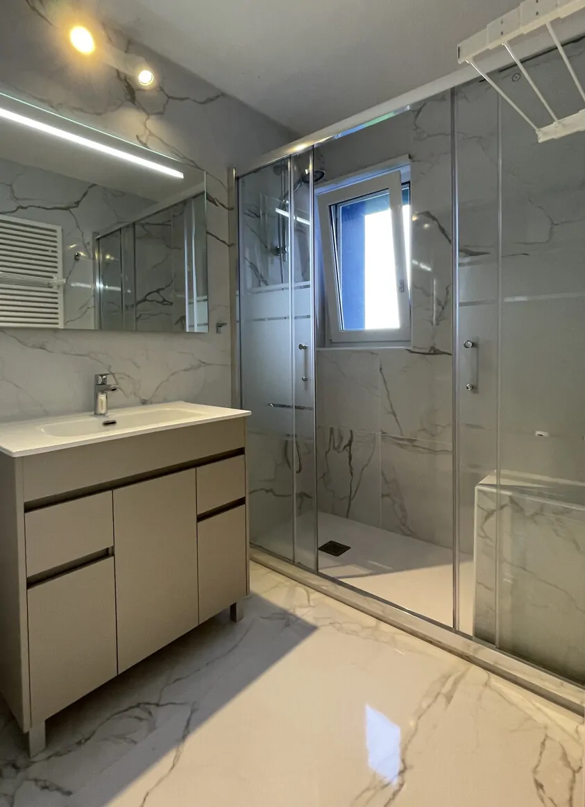 Toilette + Badezimmer