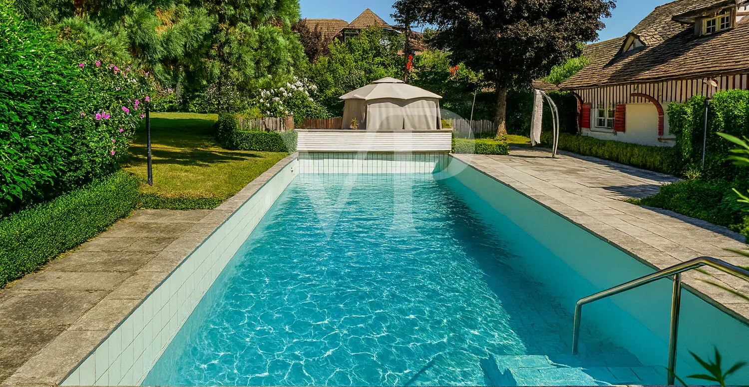 Garten mit Swimming Pool