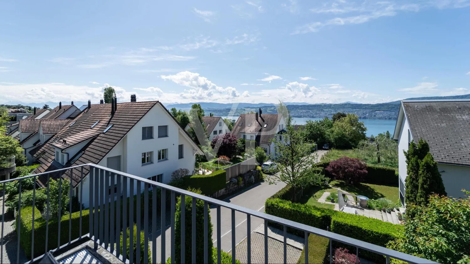 Terrasse mit See- und Bergsicht
