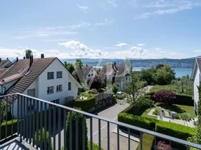 Terrasse mit See- und Bergsicht
