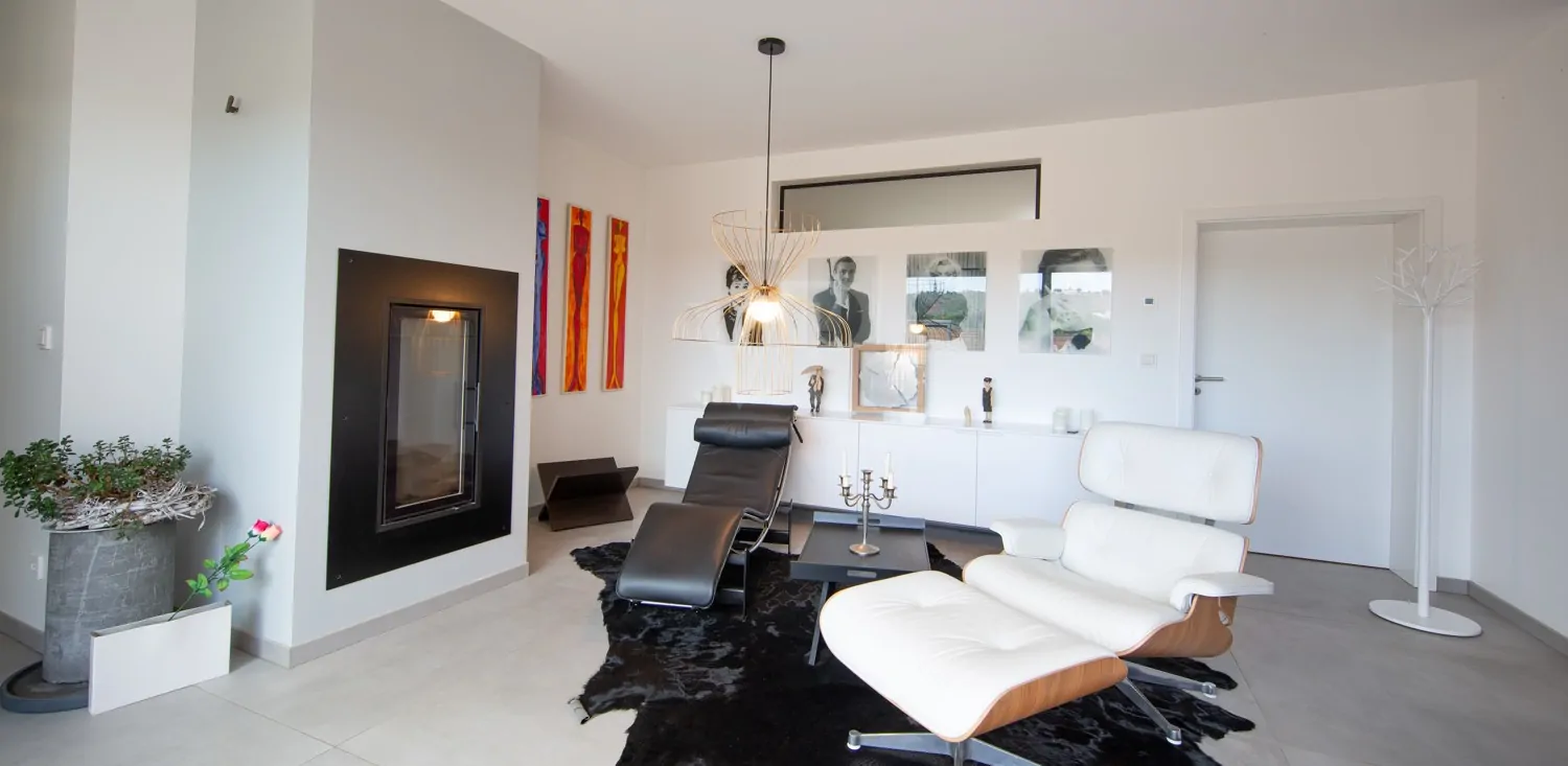 Loungebereich mit Kamin und Zugang zum Gästezimmer