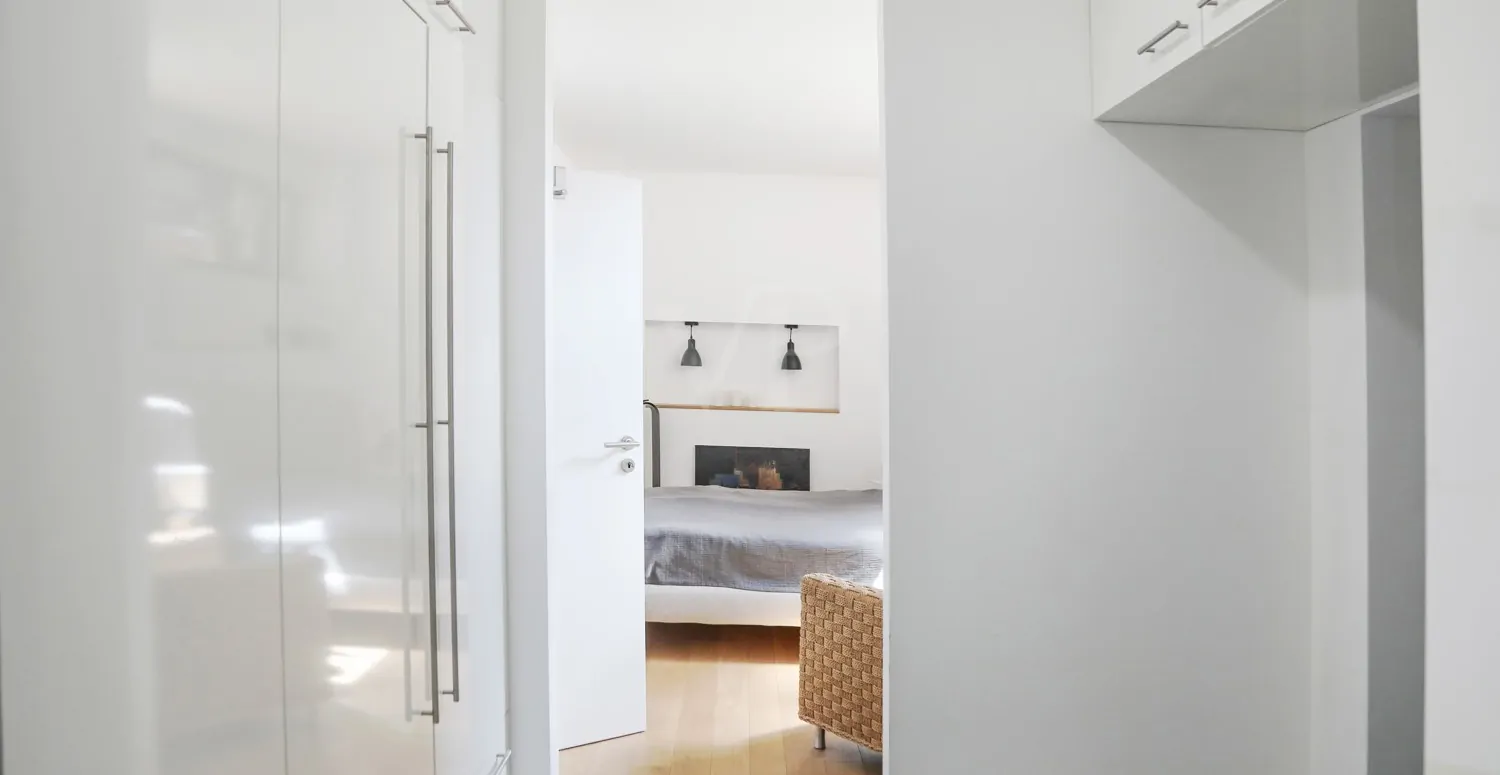 Zugang ins Schlafzimmer durch die Ankleide