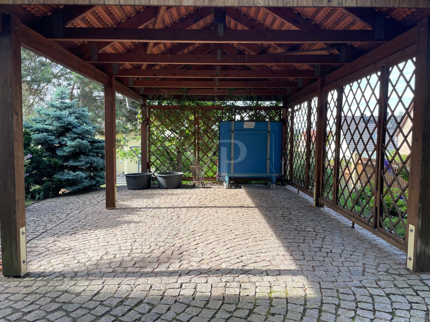 dazugehöriger Carport