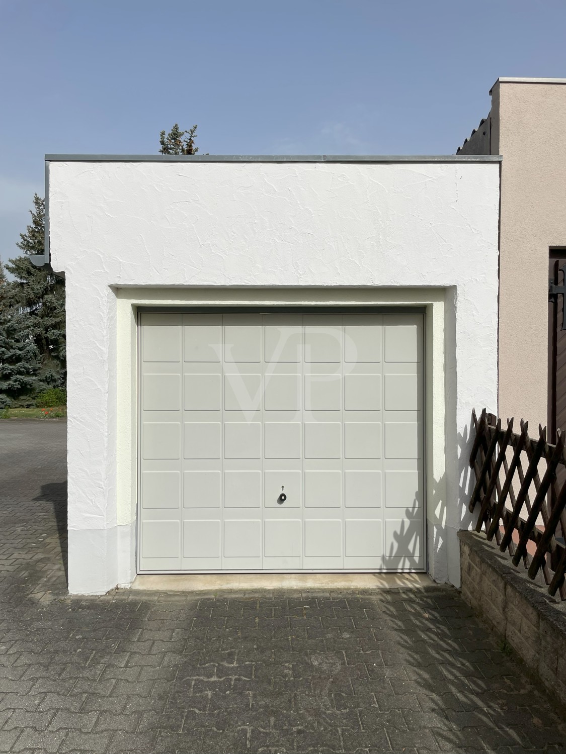 Garage in der Einfahrt