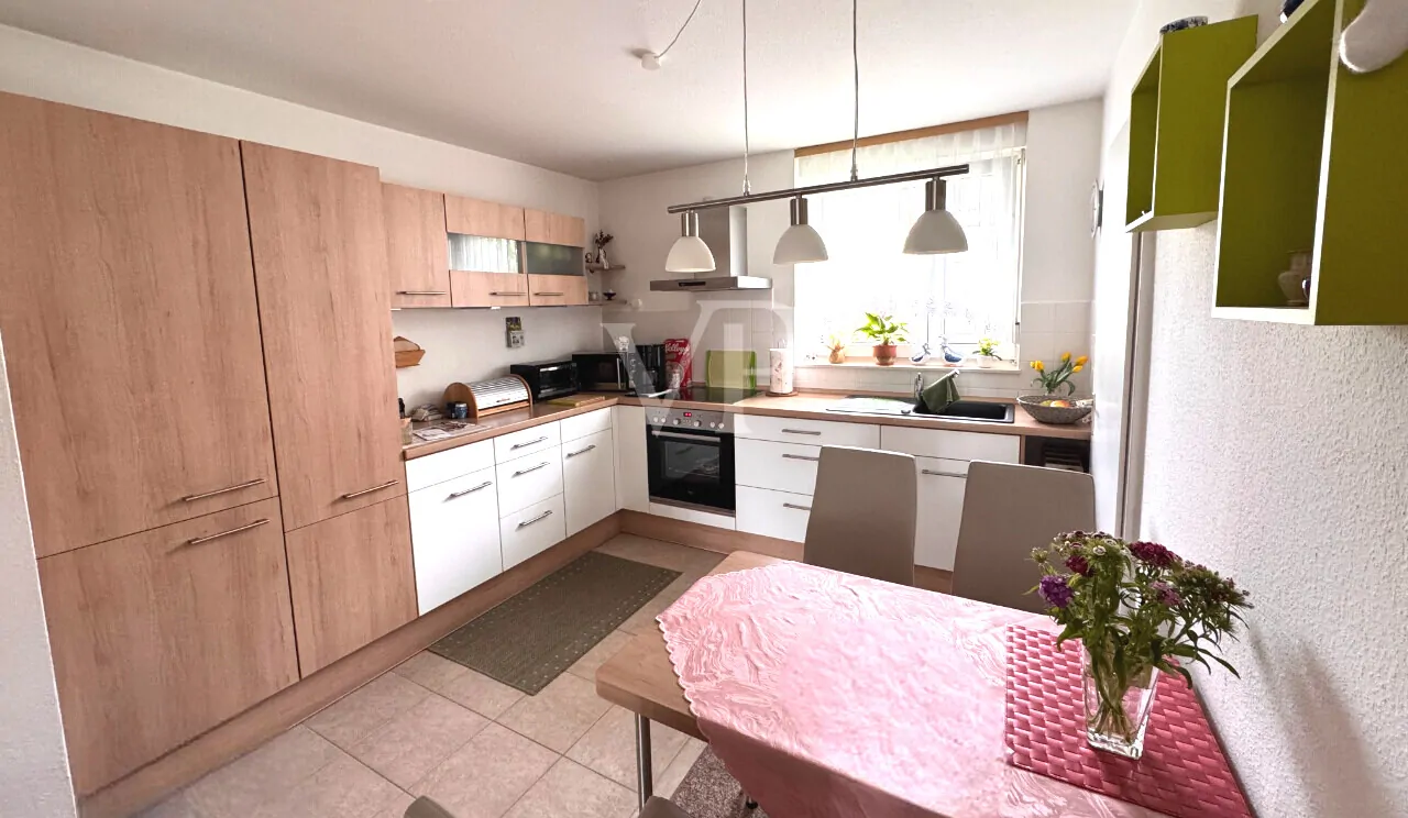 Küche mit Abstellraum