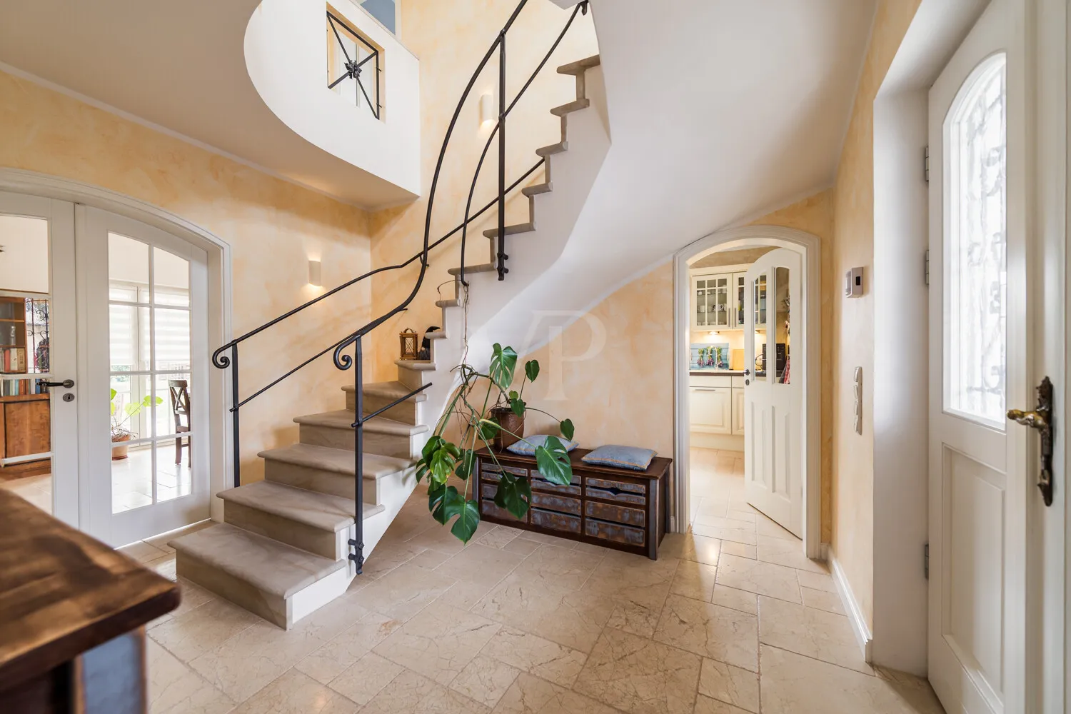 EG Flur und Treppe