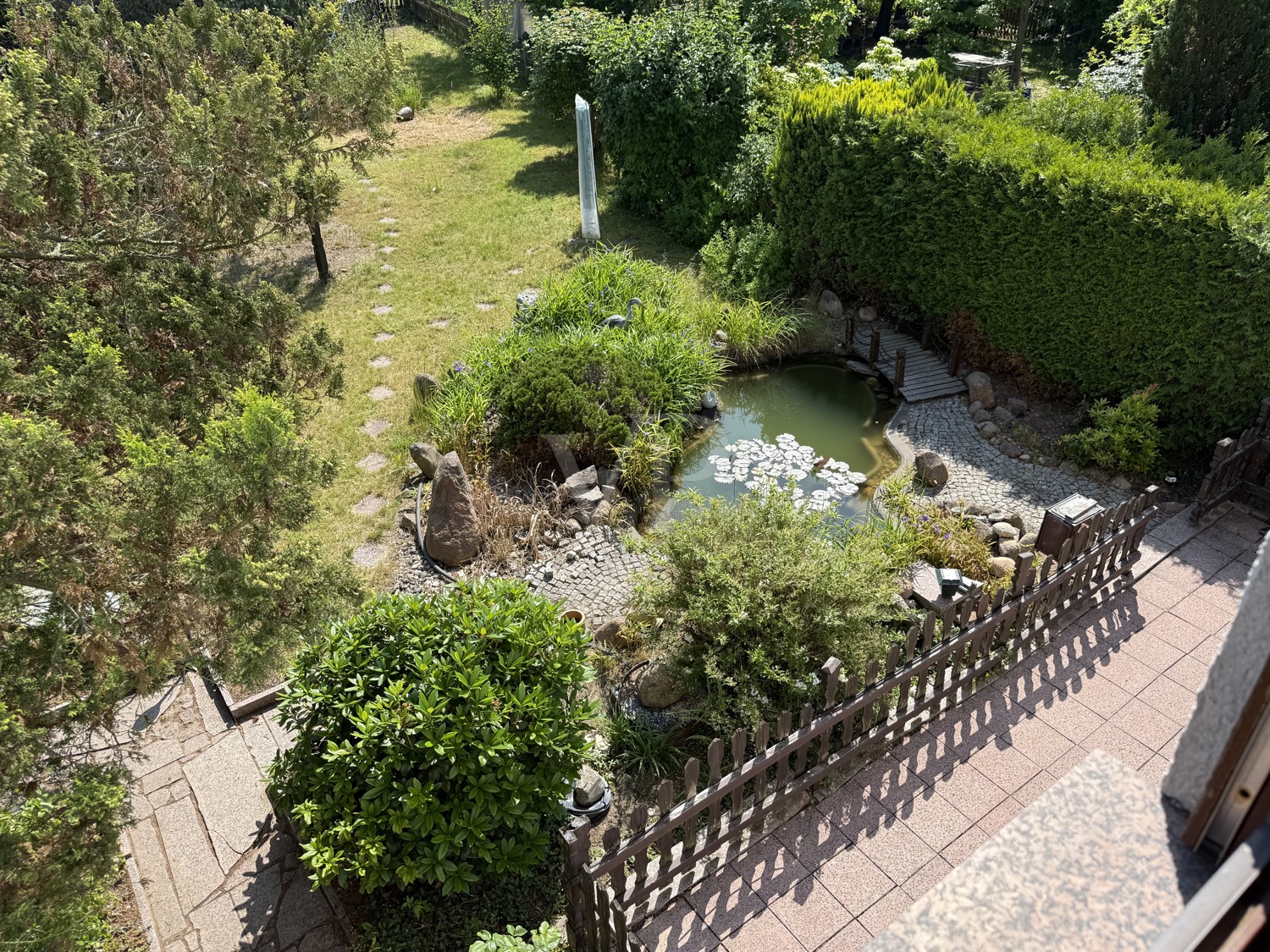 Ausblick in den Garten mit Teich