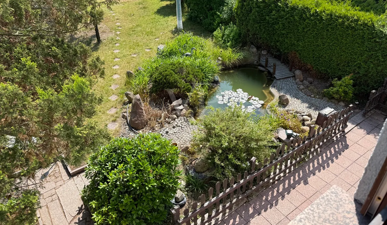 Ausblick in den Garten mit Teich