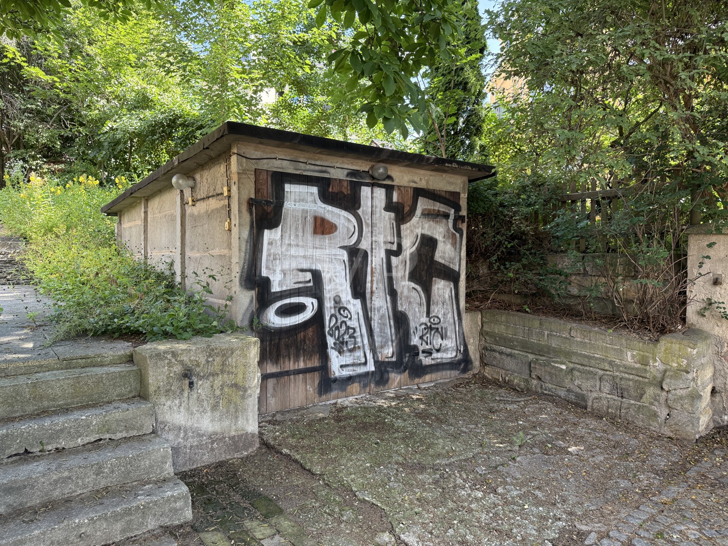 Garage im unteren Bereich des Gartens