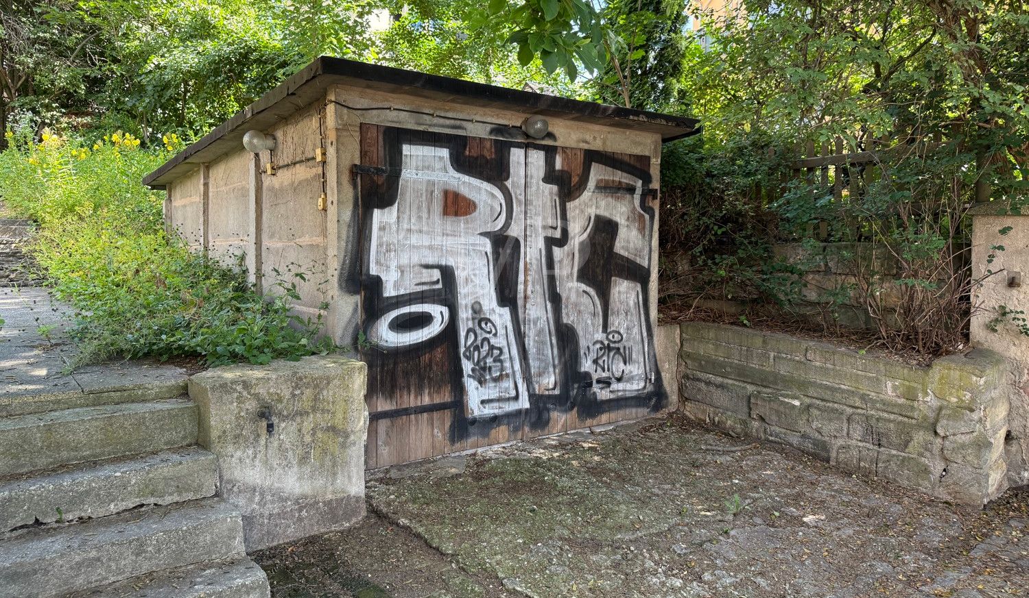 Garage im unteren Bereich des Gartens
