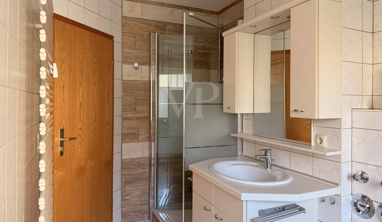 Dusche und Waschtisch