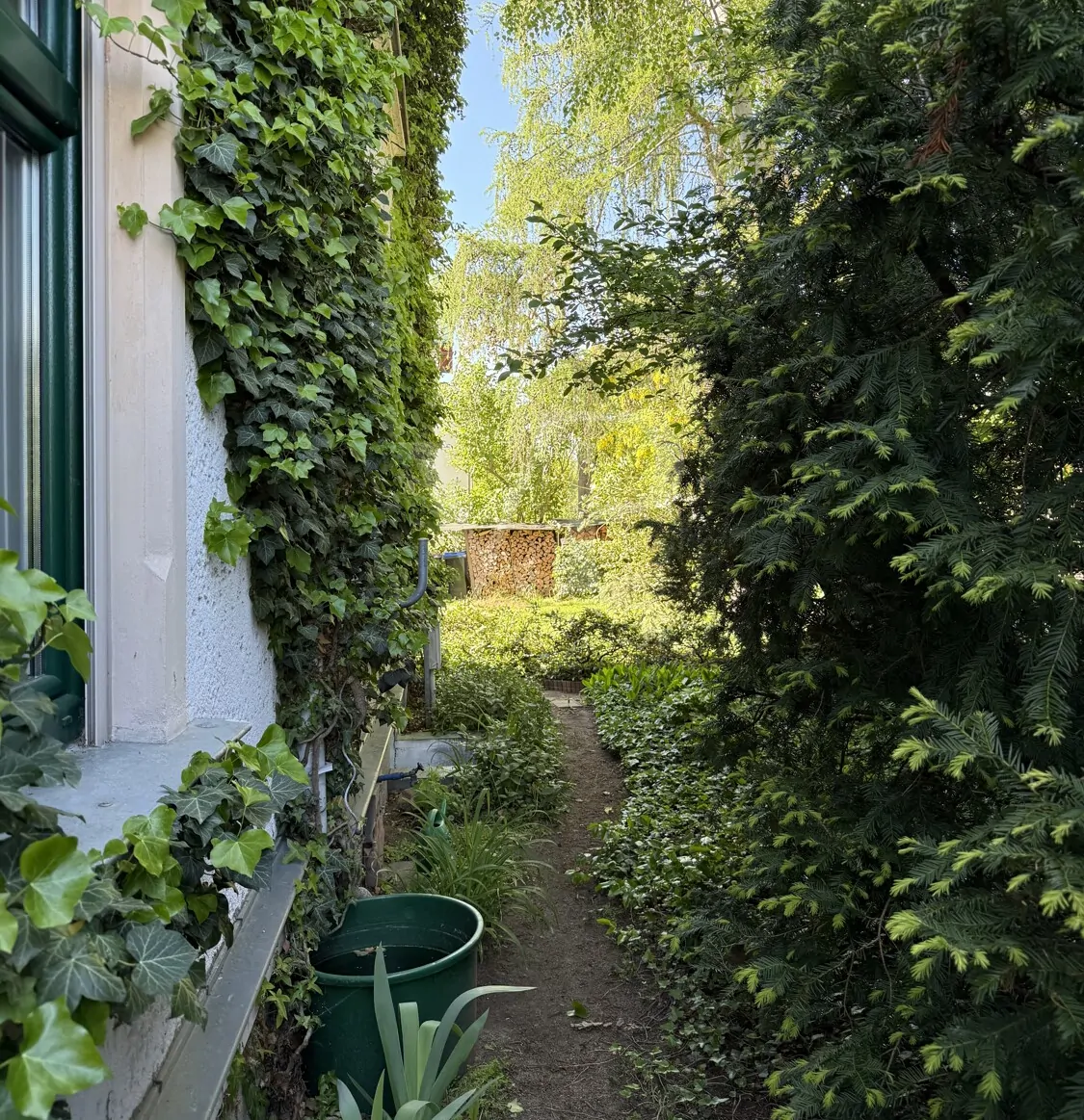 EINE VILLA, DIE VERZAUBERT – GRÜN UMWACHSEN, GEBORGEN UND VOLLER CHARAKTER IM HERZEN VON WEINBÖHLAa