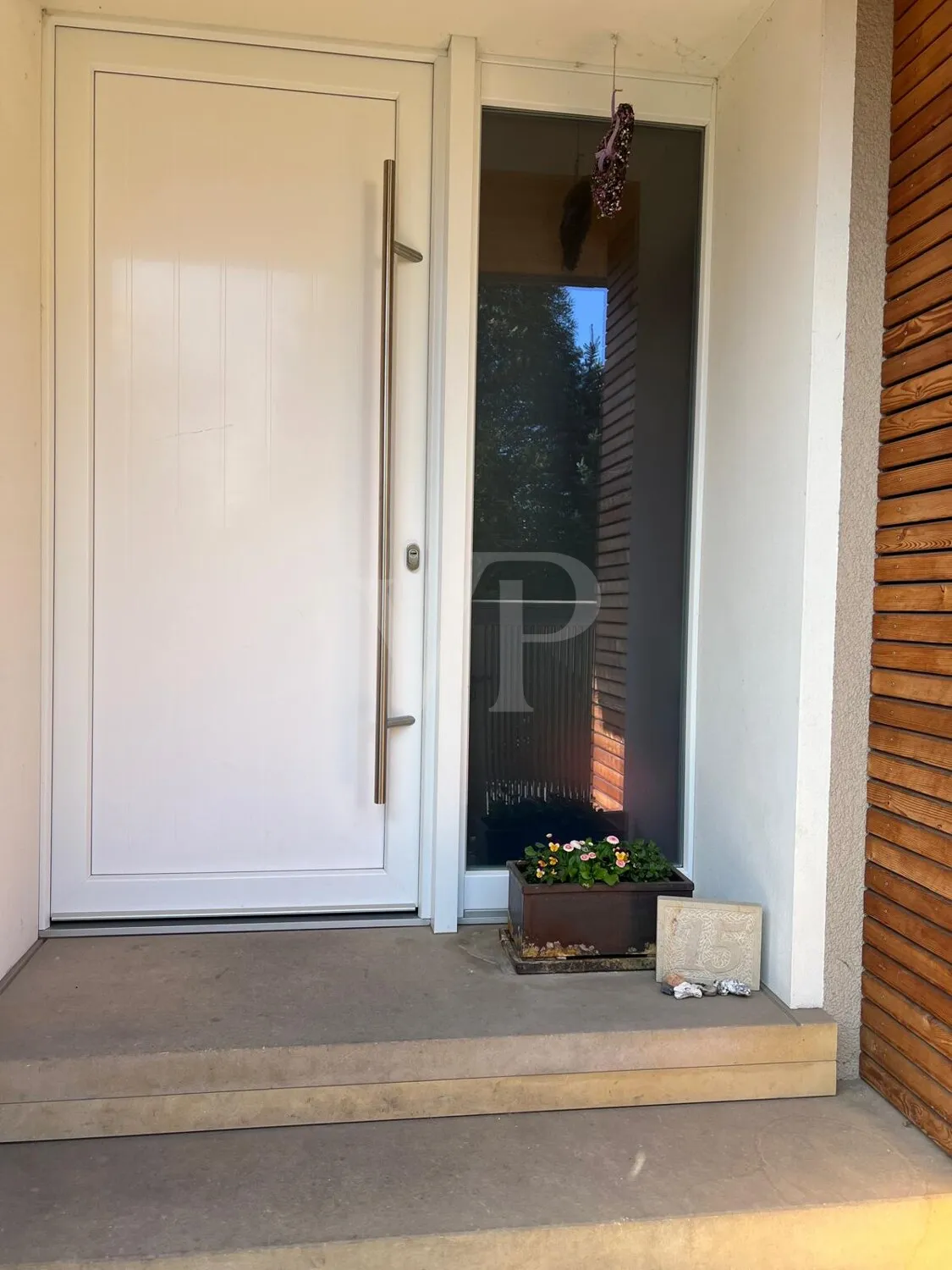 Hauseingangsbereich mit Sandsteintreppen