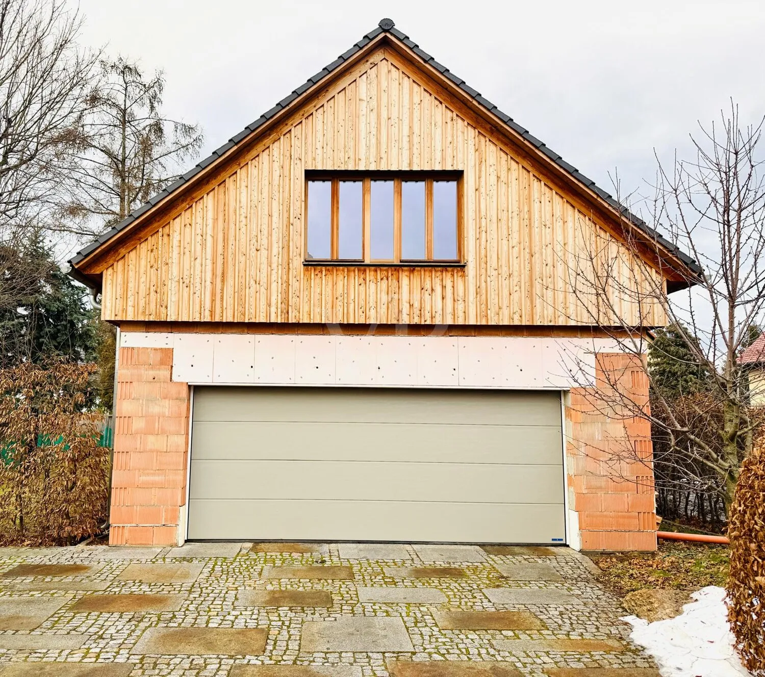 Einfahrt Garagen und Ausbauhaus