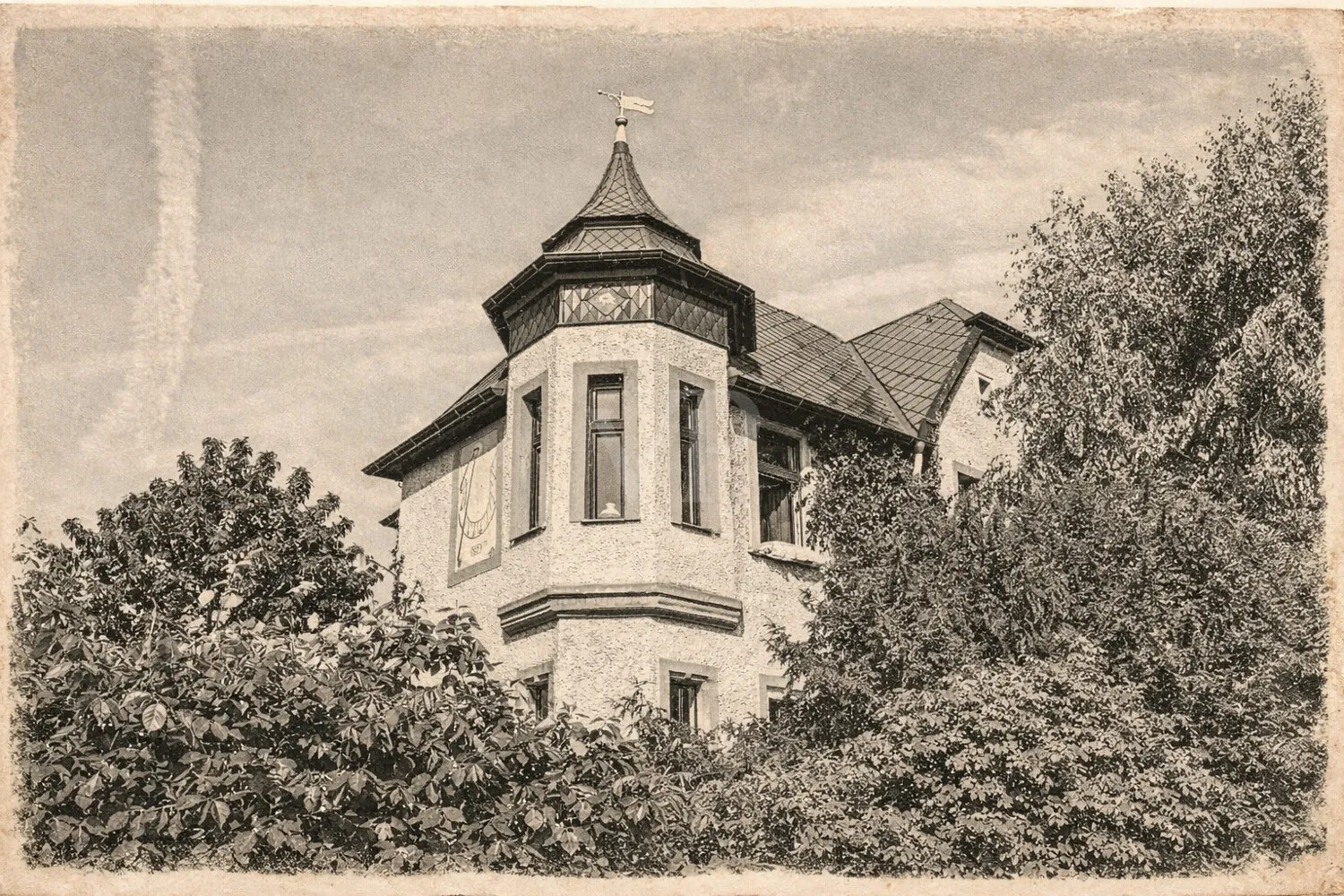 EIN HAUS MIT GESCHICHTE – EINGEBETTET INS GRÜN VON WEINBÖHLA