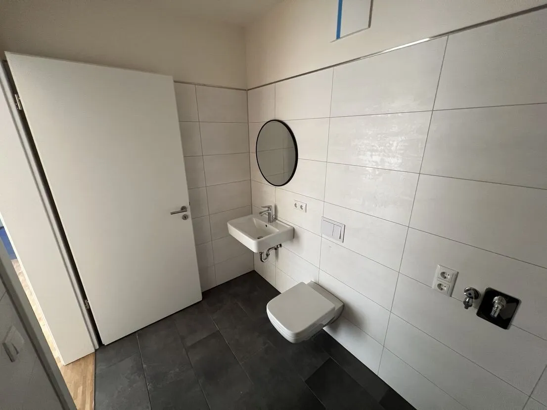 WOHNEN ZWISCHEN WEINBERGEN UND ELBE: MODERNE 4-ZIMMER-WOHNUNG MIT TERRASSE