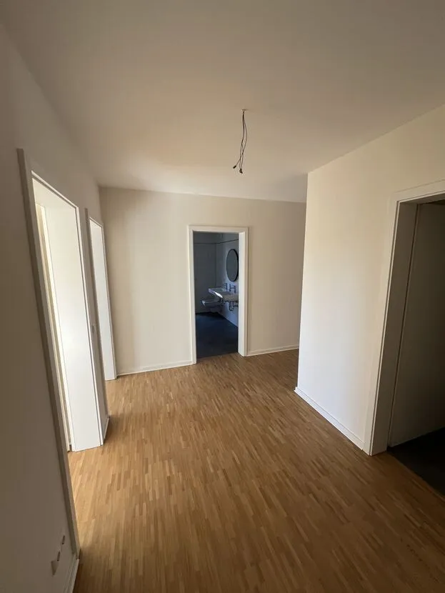WOHNEN ZWISCHEN WEINBERGEN UND ELBE: MODERNE 4-ZIMMER-WOHNUNG MIT TERRASSE