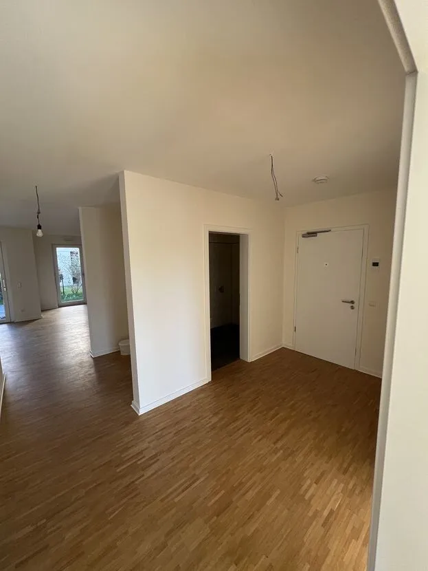 WOHNEN ZWISCHEN WEINBERGEN UND ELBE: MODERNE 4-ZIMMER-WOHNUNG MIT TERRASSE