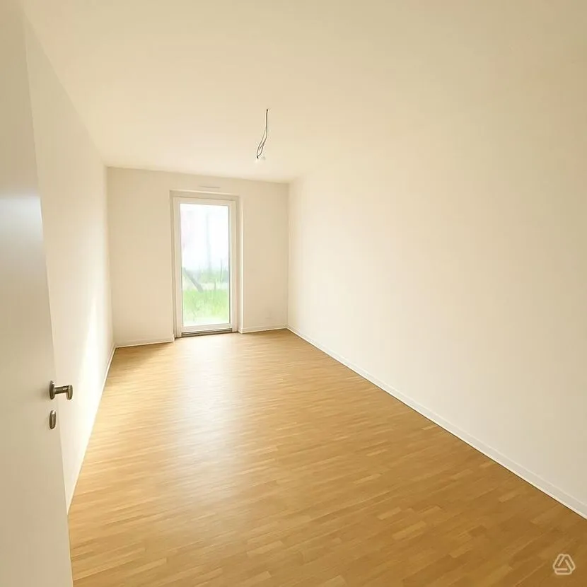 WOHNEN ZWISCHEN WEINBERGEN UND ELBE: MODERNE 4-ZIMMER-WOHNUNG MIT TERRASSE