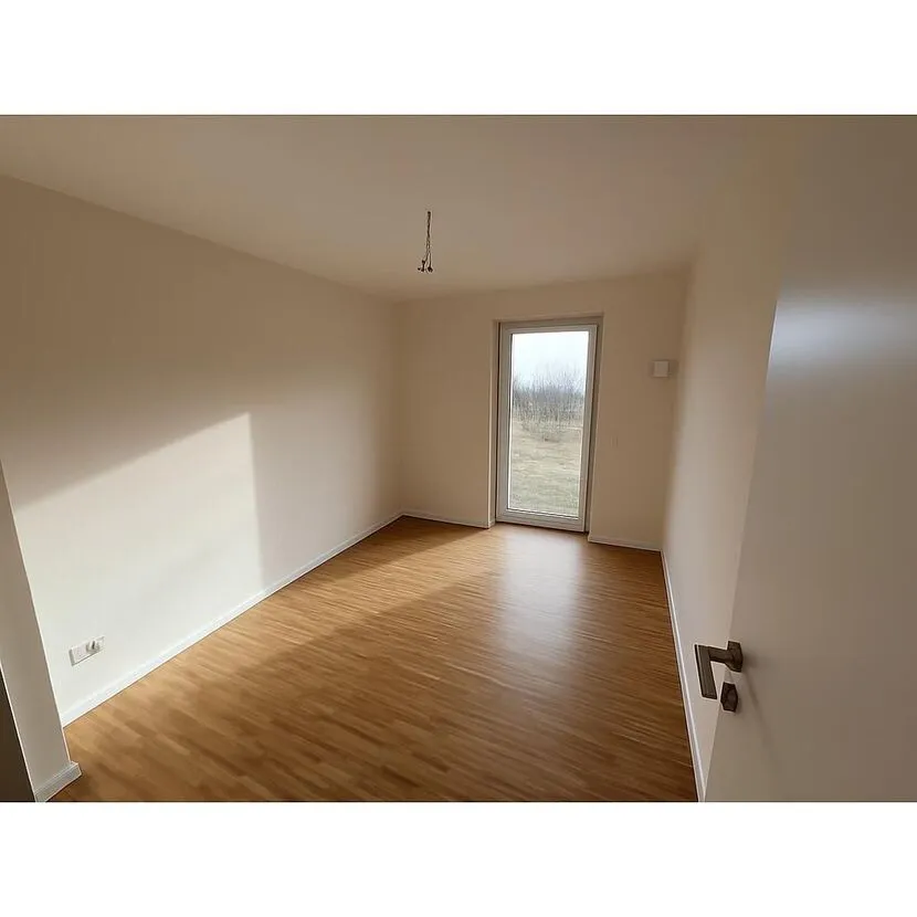 WOHNEN ZWISCHEN WEINBERGEN UND ELBE: MODERNE 4-ZIMMER-WOHNUNG MIT TERRASSE