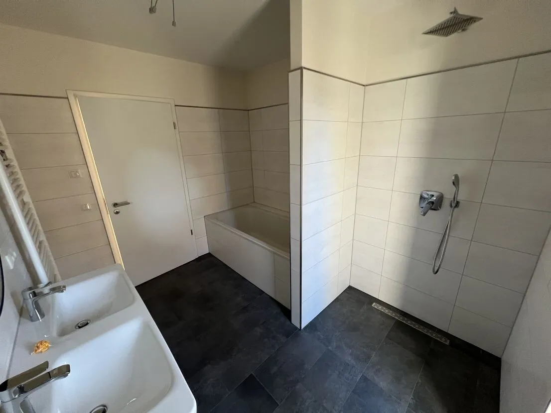 WOHNEN ZWISCHEN WEINBERGEN UND ELBE: MODERNE 4-ZIMMER-WOHNUNG MIT TERRASSE