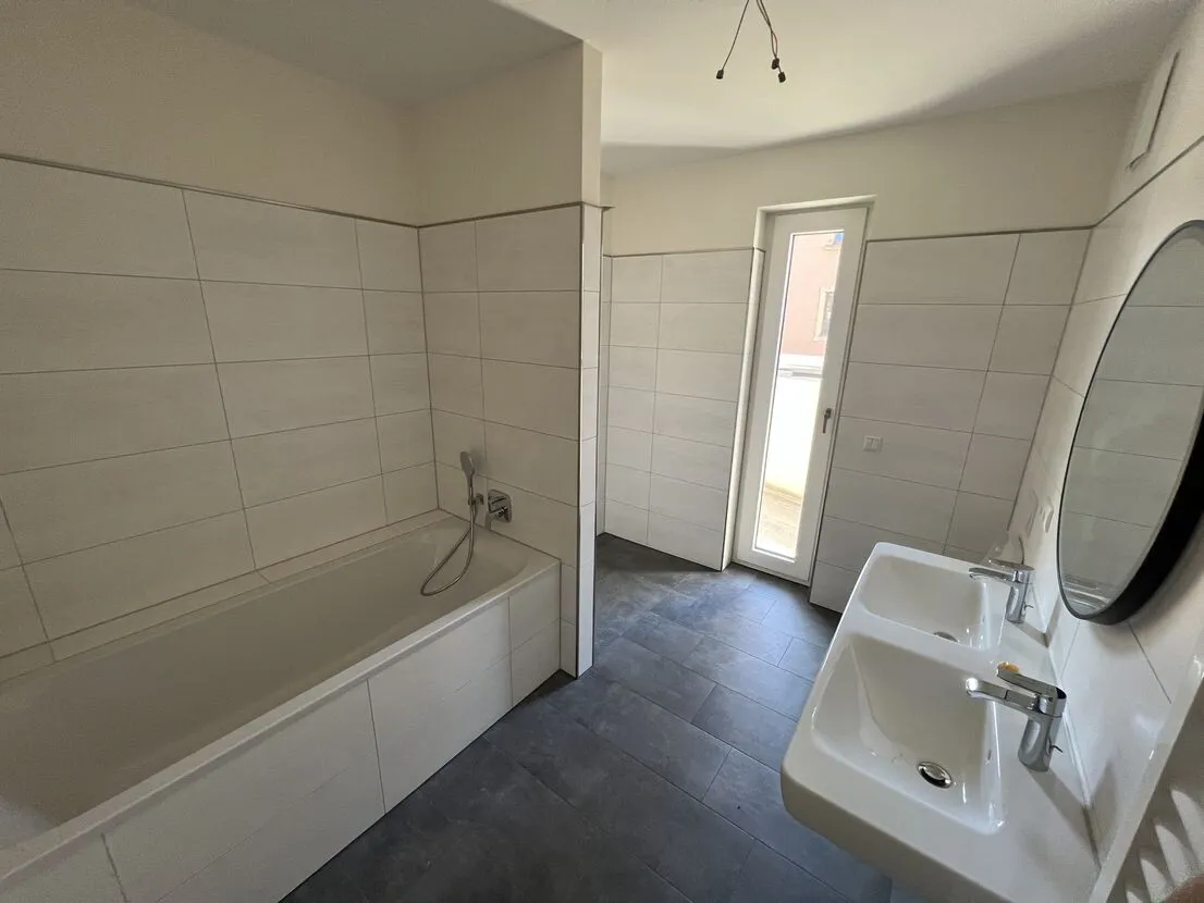 WOHNEN ZWISCHEN WEINBERGEN UND ELBE: MODERNE 4-ZIMMER-WOHNUNG MIT TERRASSE