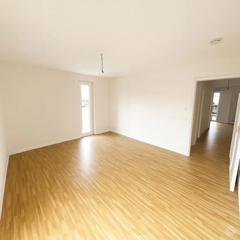 WOHNEN ZWISCHEN WEINBERGEN UND ELBE: MODERNE 4-ZIMMER-WOHNUNG MIT TERRASSE