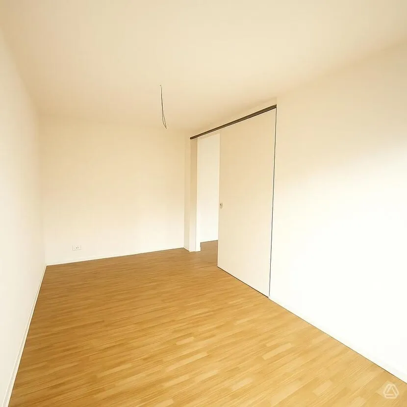 WOHNEN ZWISCHEN WEINBERGEN UND ELBE: MODERNE 4-ZIMMER-WOHNUNG MIT TERRASSE
