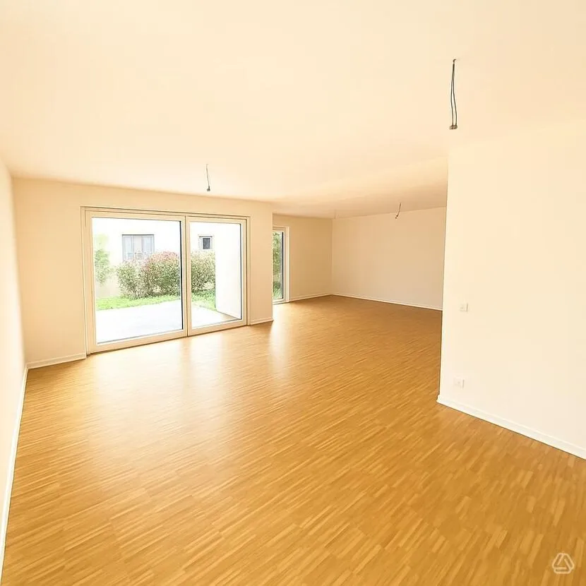 WOHNEN ZWISCHEN WEINBERGEN UND ELBE: MODERNE 4-ZIMMER-WOHNUNG MIT TERRASSE