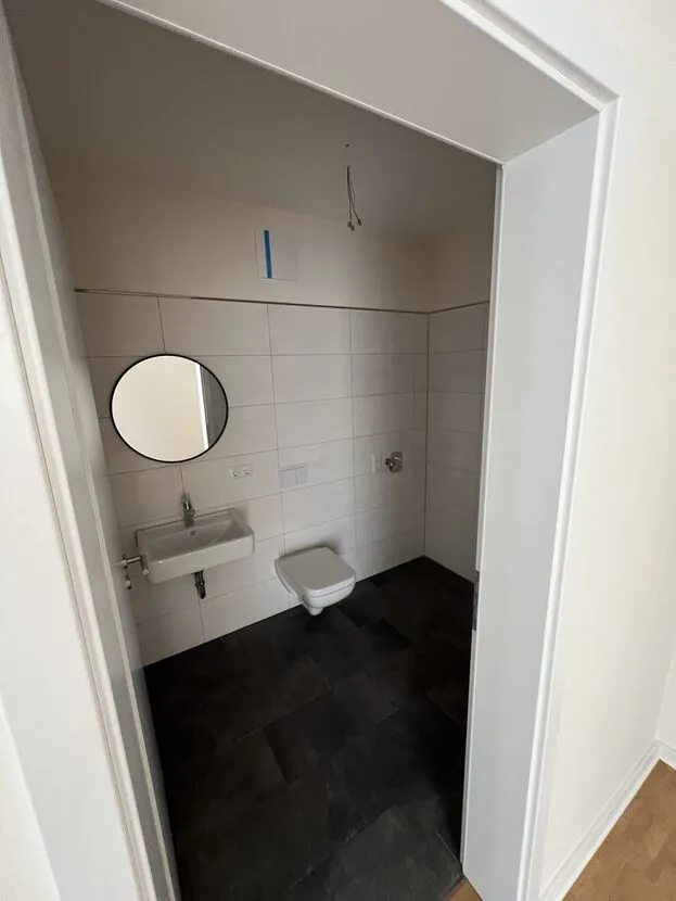 WOHNEN ZWISCHEN WEINBERGEN UND ELBE: MODERNE 4-ZIMMER-WOHNUNG MIT TERRASSE