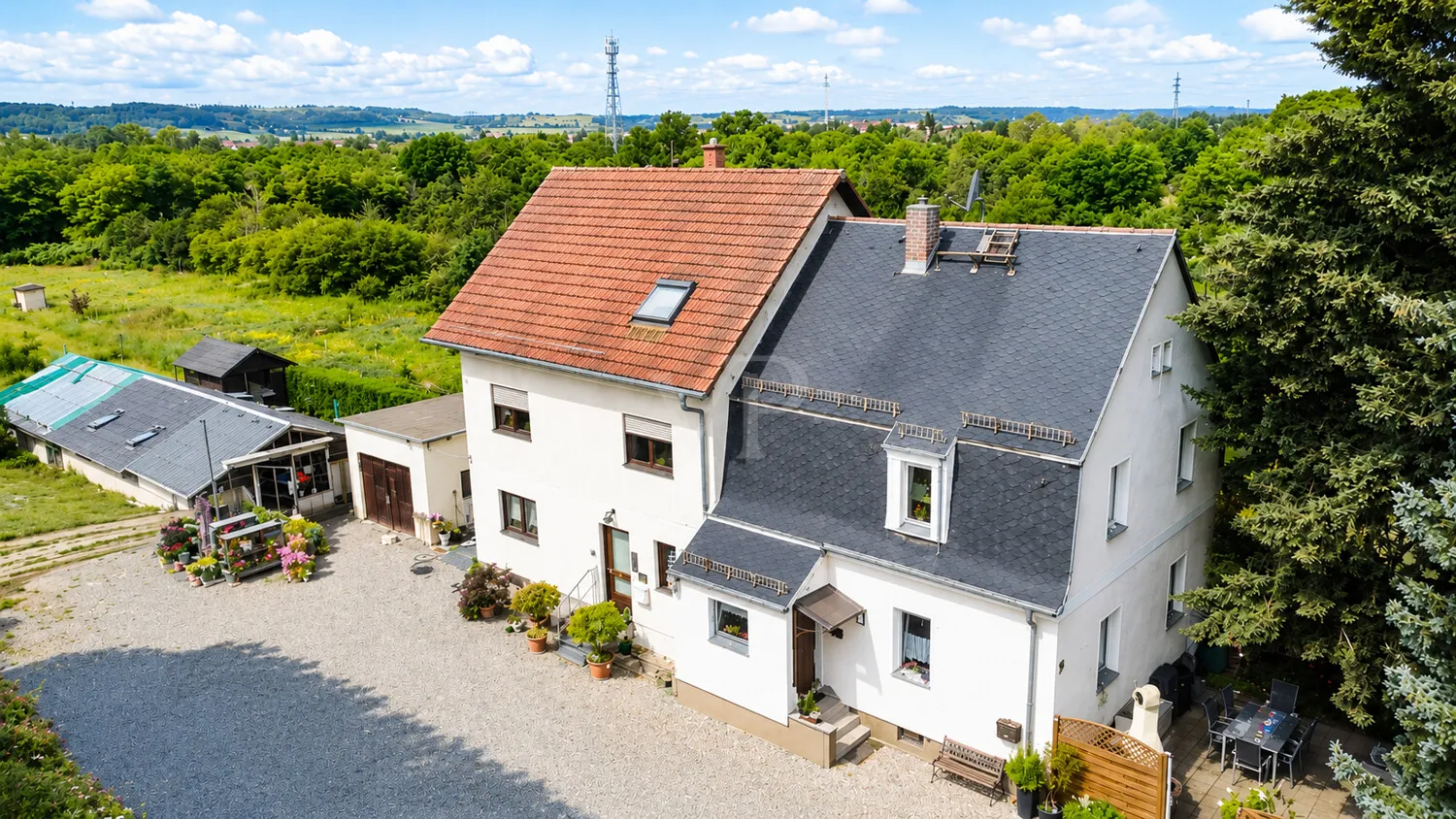 Hausansicht (Wandfarbe weiß)