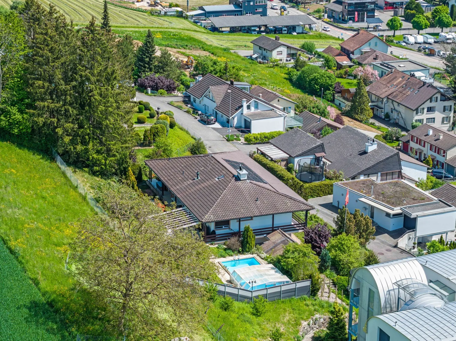 Exklusives Einfamilienhaus mit Pool, Weitblick an sonniger Hanglage