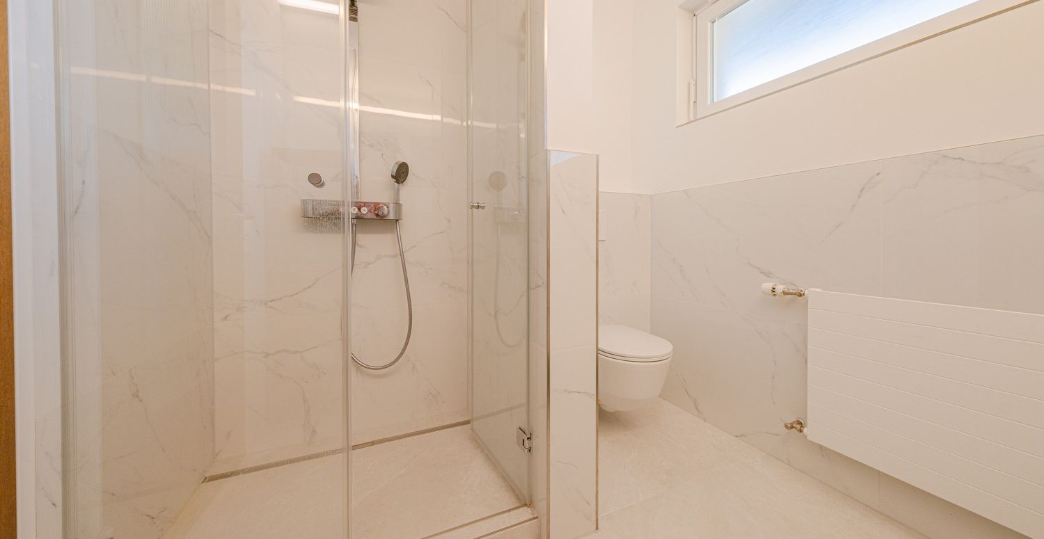 Exklusives Einfamilienhaus mit Pool, Weitblick an sonniger Hanglage