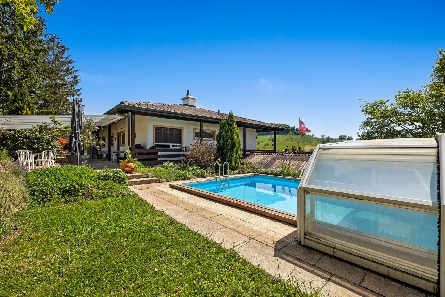 Exklusives Einfamilienhaus mit Pool, Weitblick an sonniger Hanglage