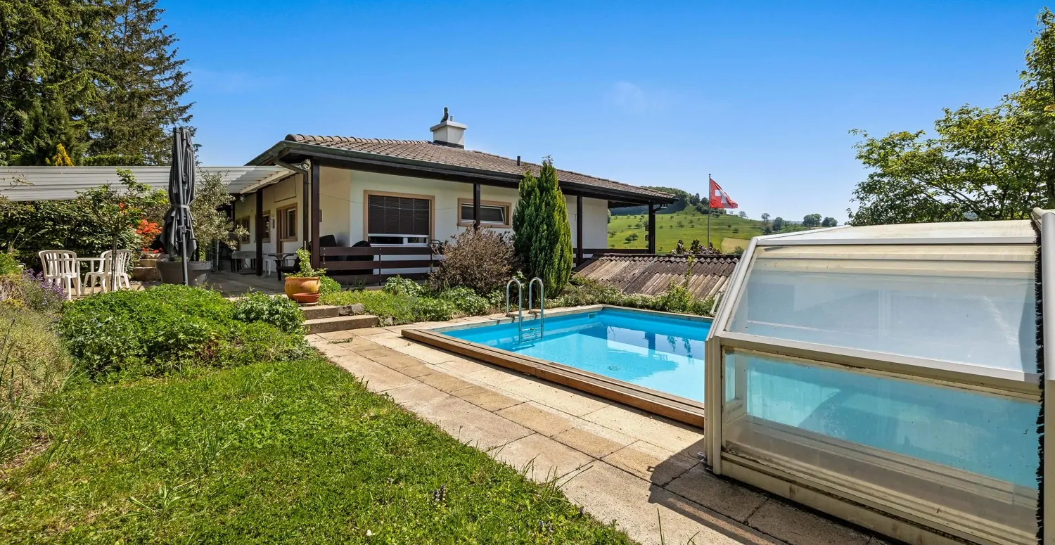 Exklusives Einfamilienhaus mit Pool, Weitblick an sonniger Hanglage
