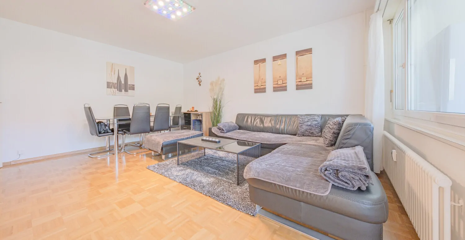 Helle 4,5-Zimmer-Wohnung mit Balkon und Tiefgaragenstellplatz.