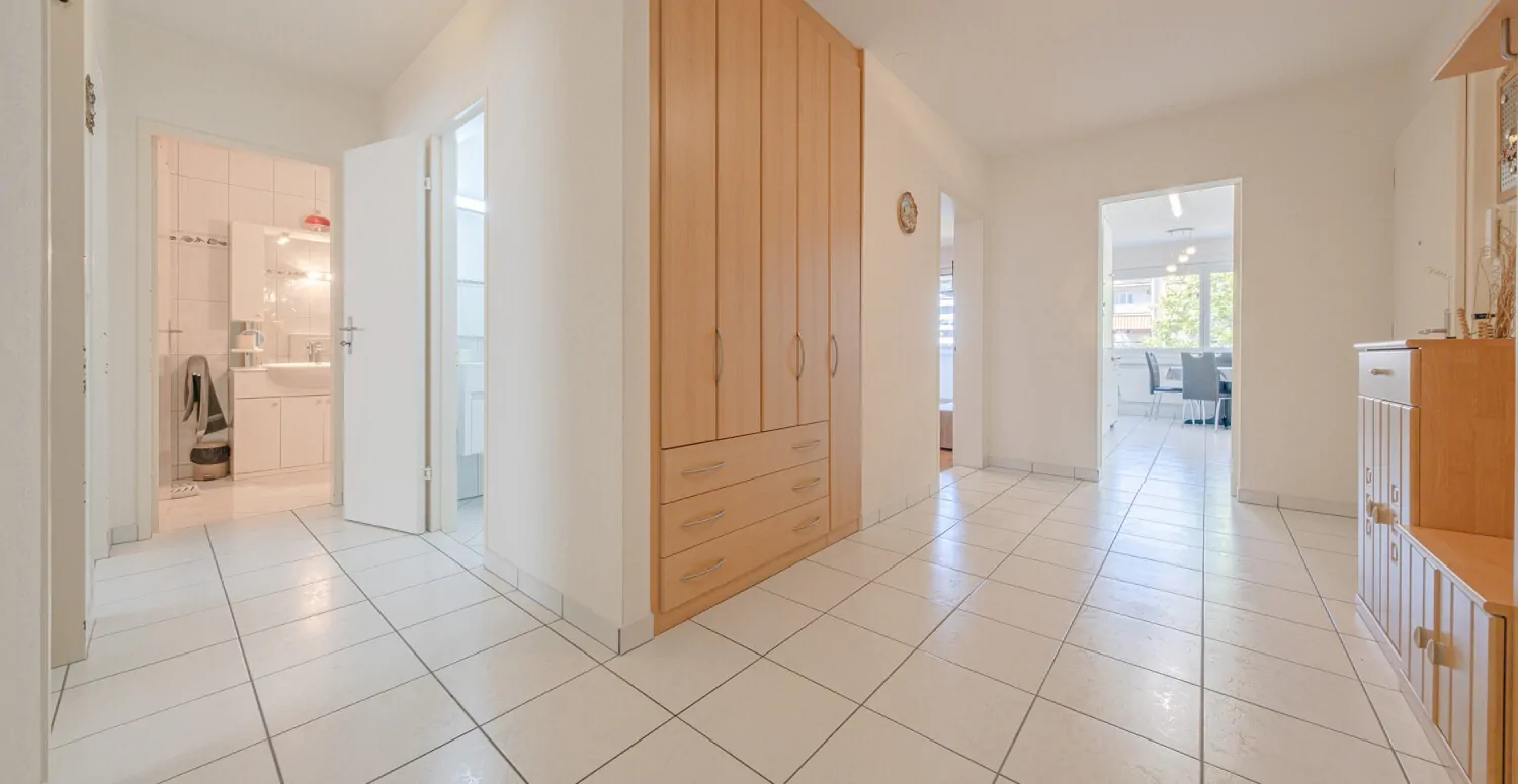 Helle 4,5-Zimmer-Wohnung mit Balkon und Tiefgaragenstellplatz.