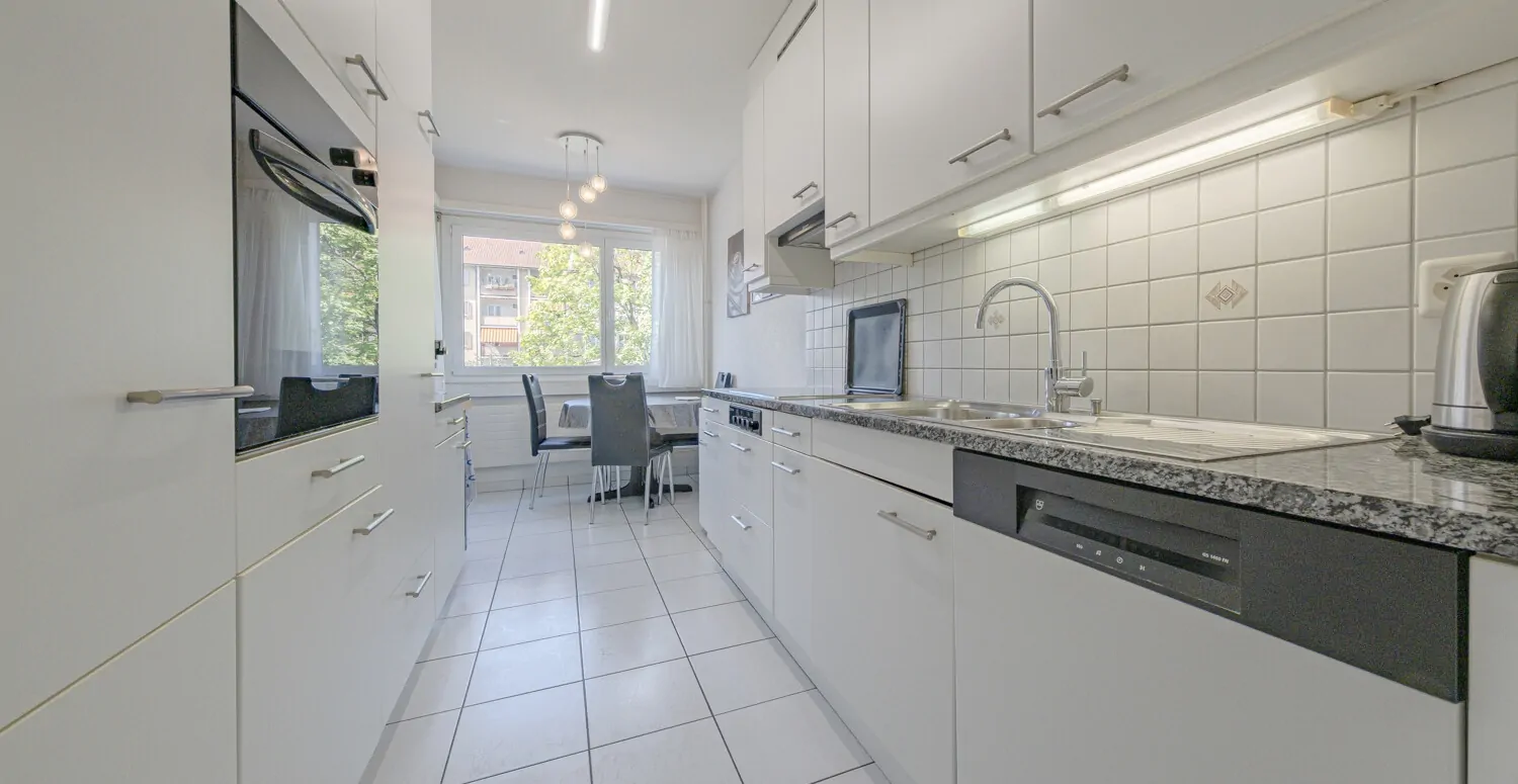 Helle 4,5-Zimmer-Wohnung mit Balkon und Tiefgaragenstellplatz.