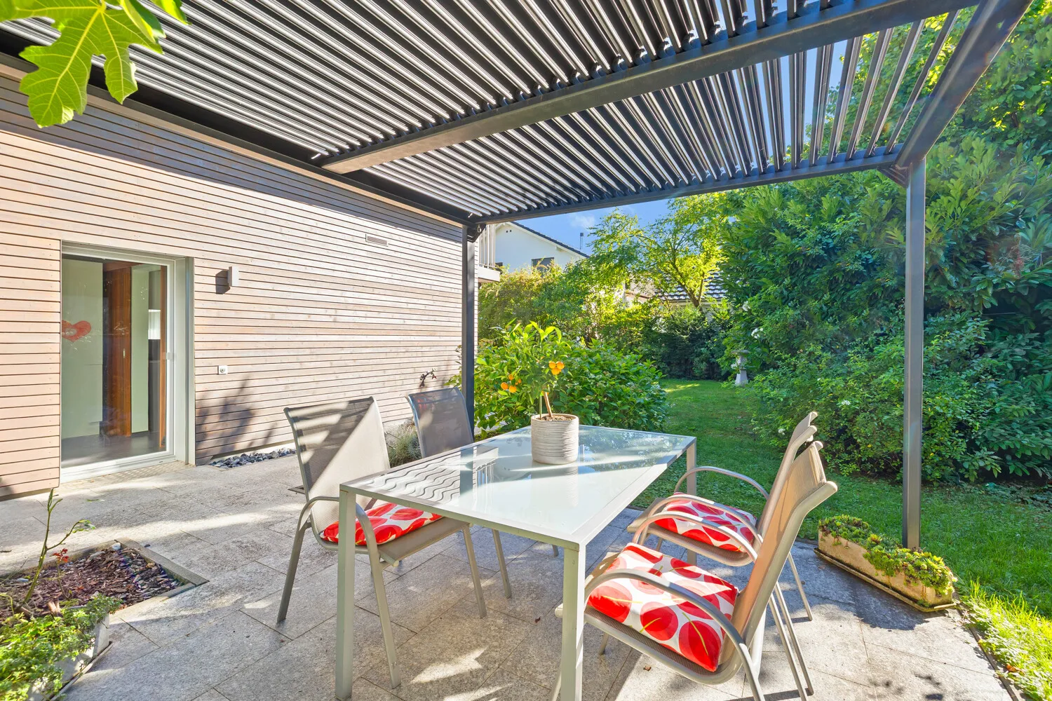 Pflegeleichter Garten mit weiteren Sitzplatz.