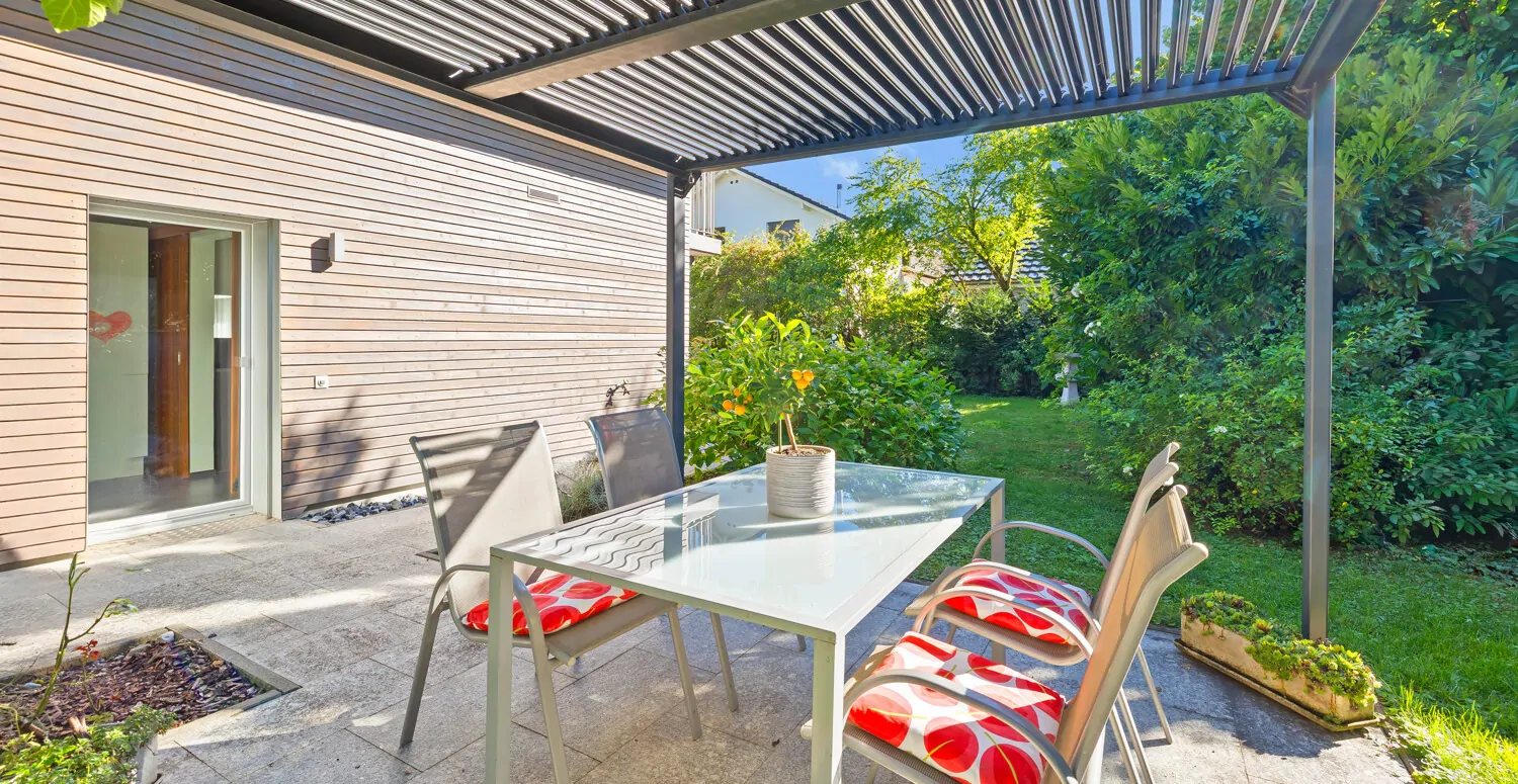 Pflegeleichter Garten mit weiteren Sitzplatz.