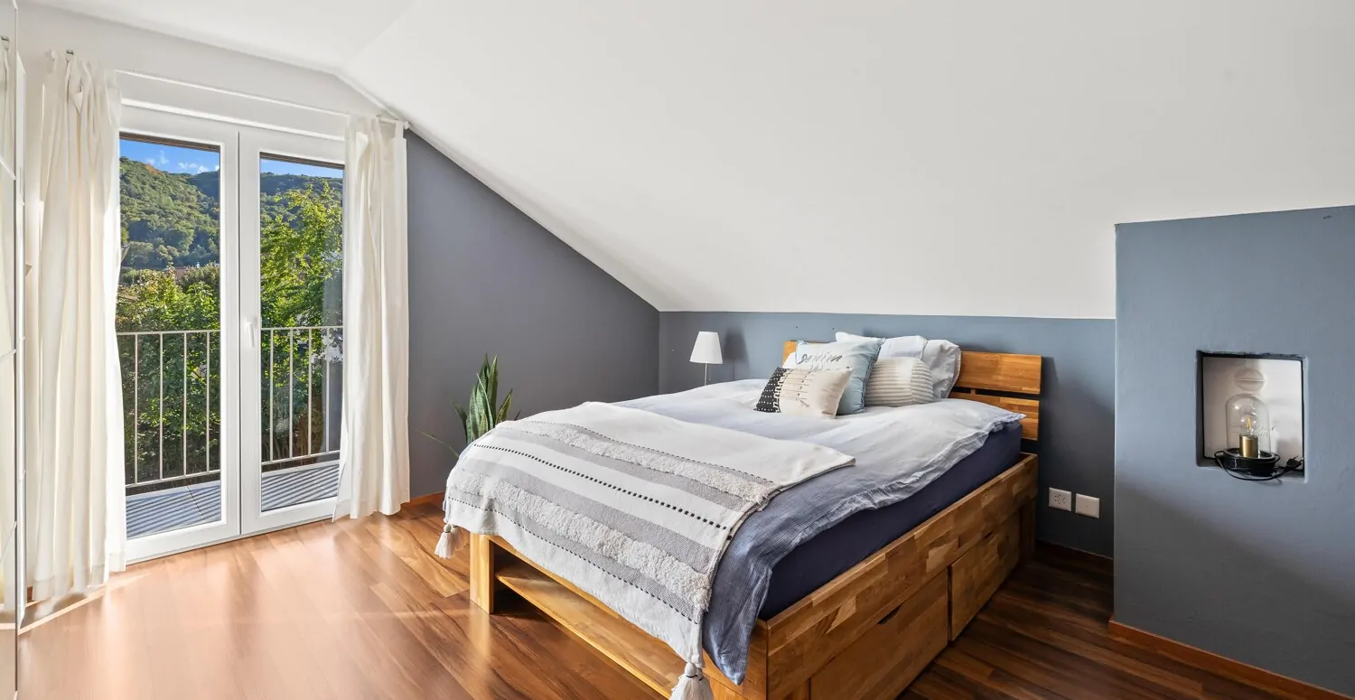 Stilvolles Jugendzimmer mit Zugang zum Balkon