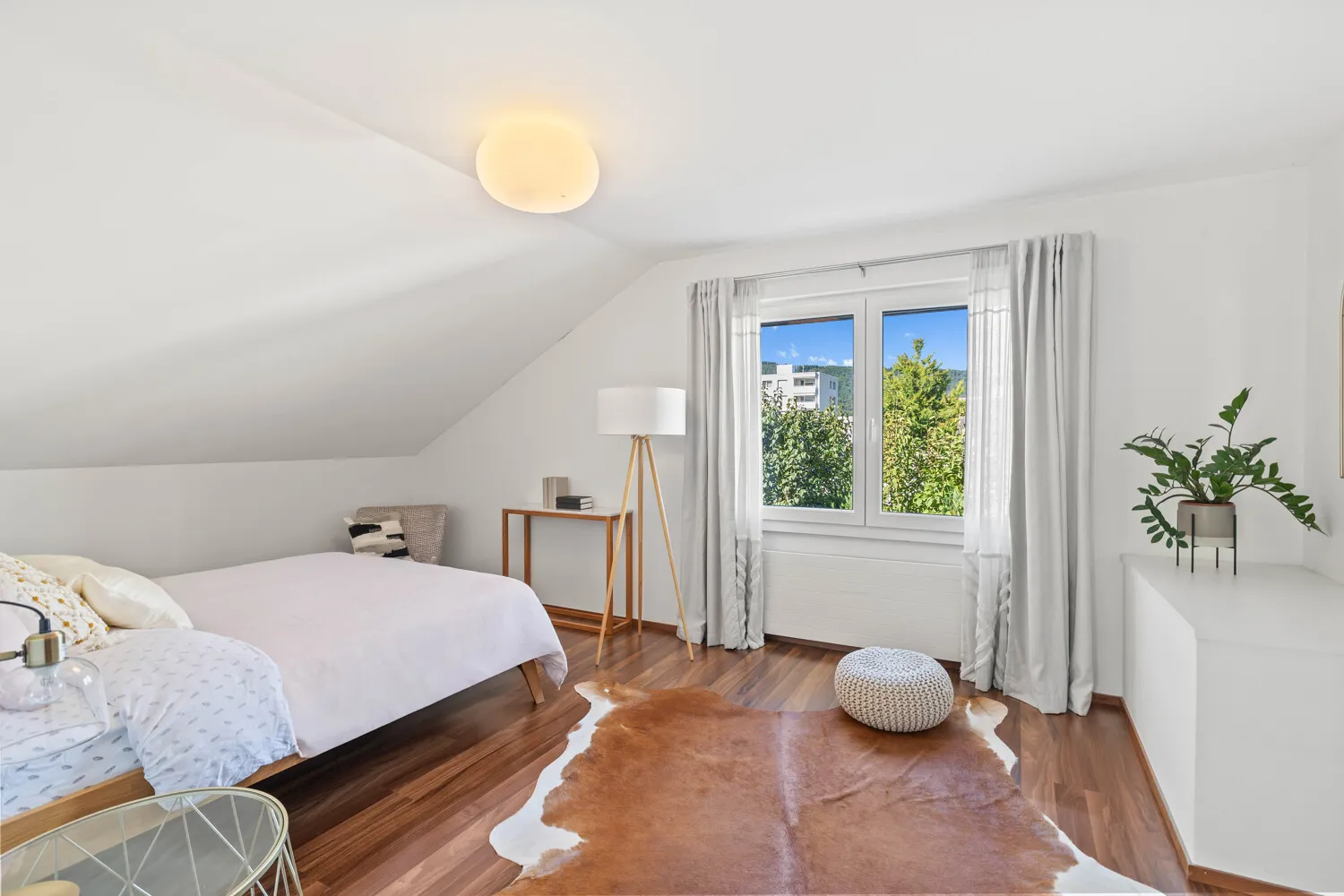 Ruhiges Schlafzimmer mit grossem Fenster