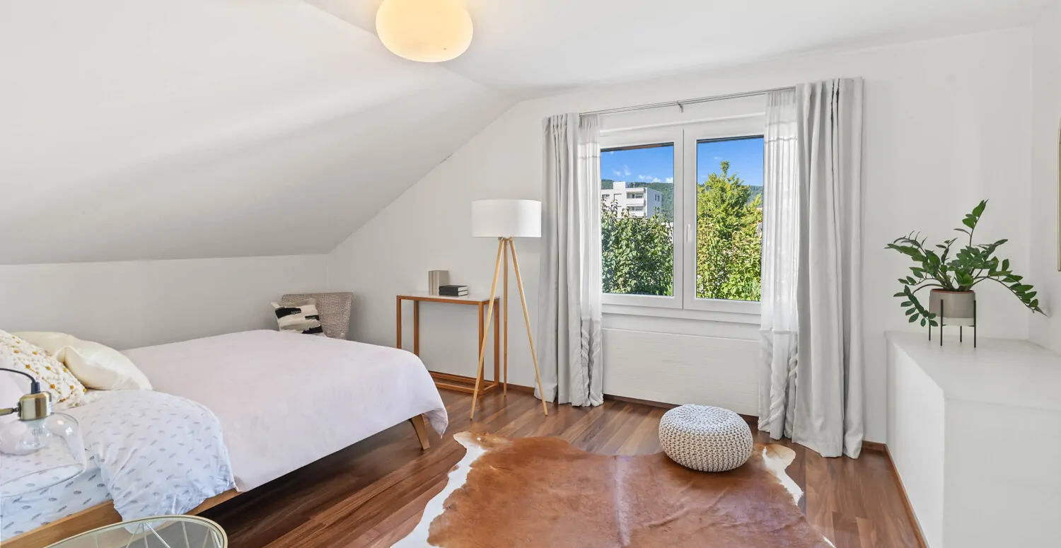 Ruhiges Schlafzimmer mit grossem Fenster