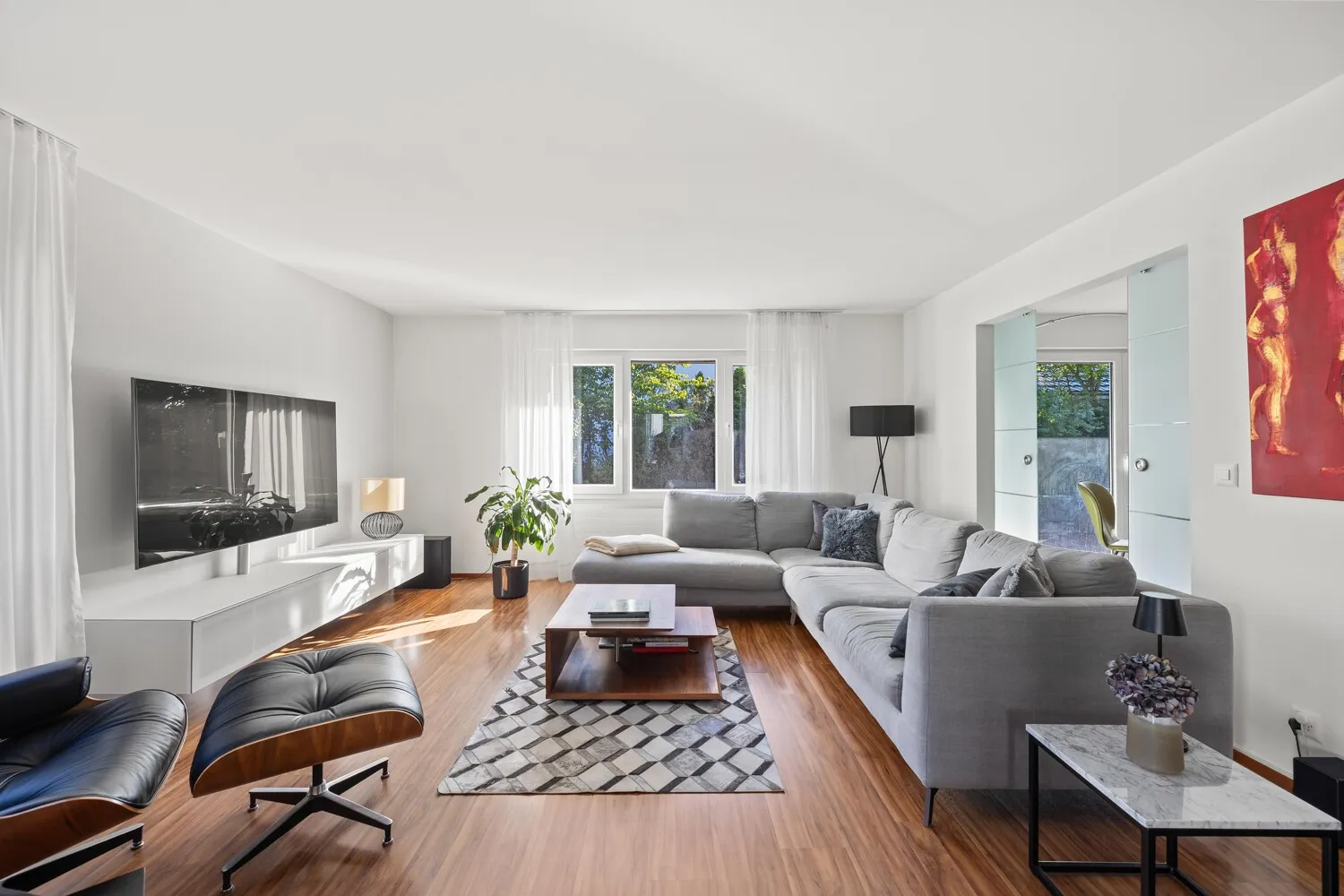 Helles  Wohnzimmer mit grossen Fenstern