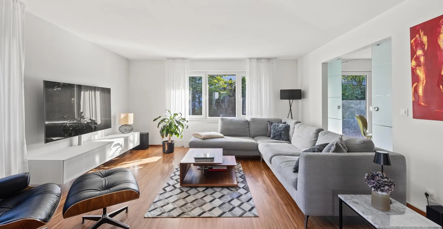Helles  Wohnzimmer mit grossen Fenstern