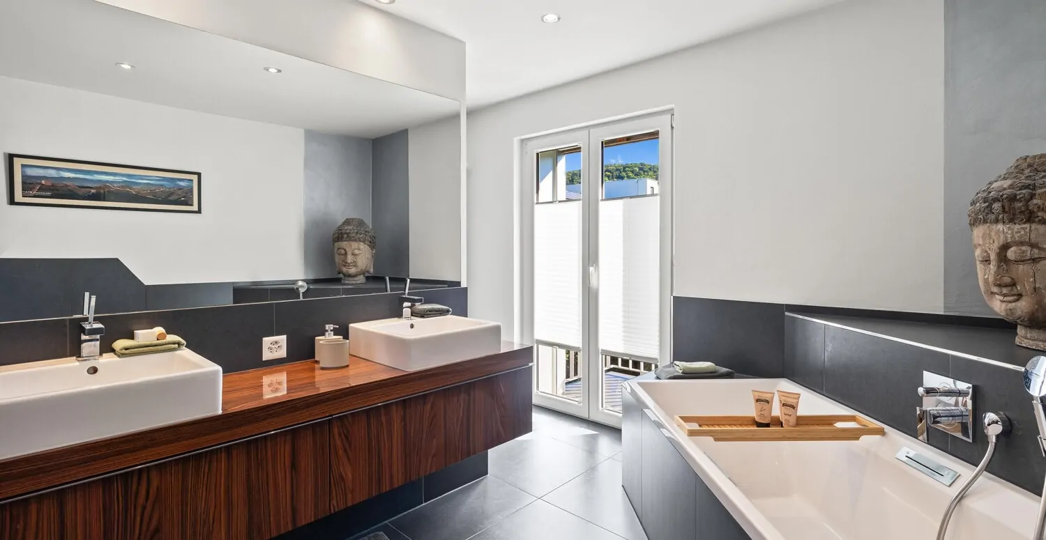 Modernes Familienbad mit Zugang zum Balkon