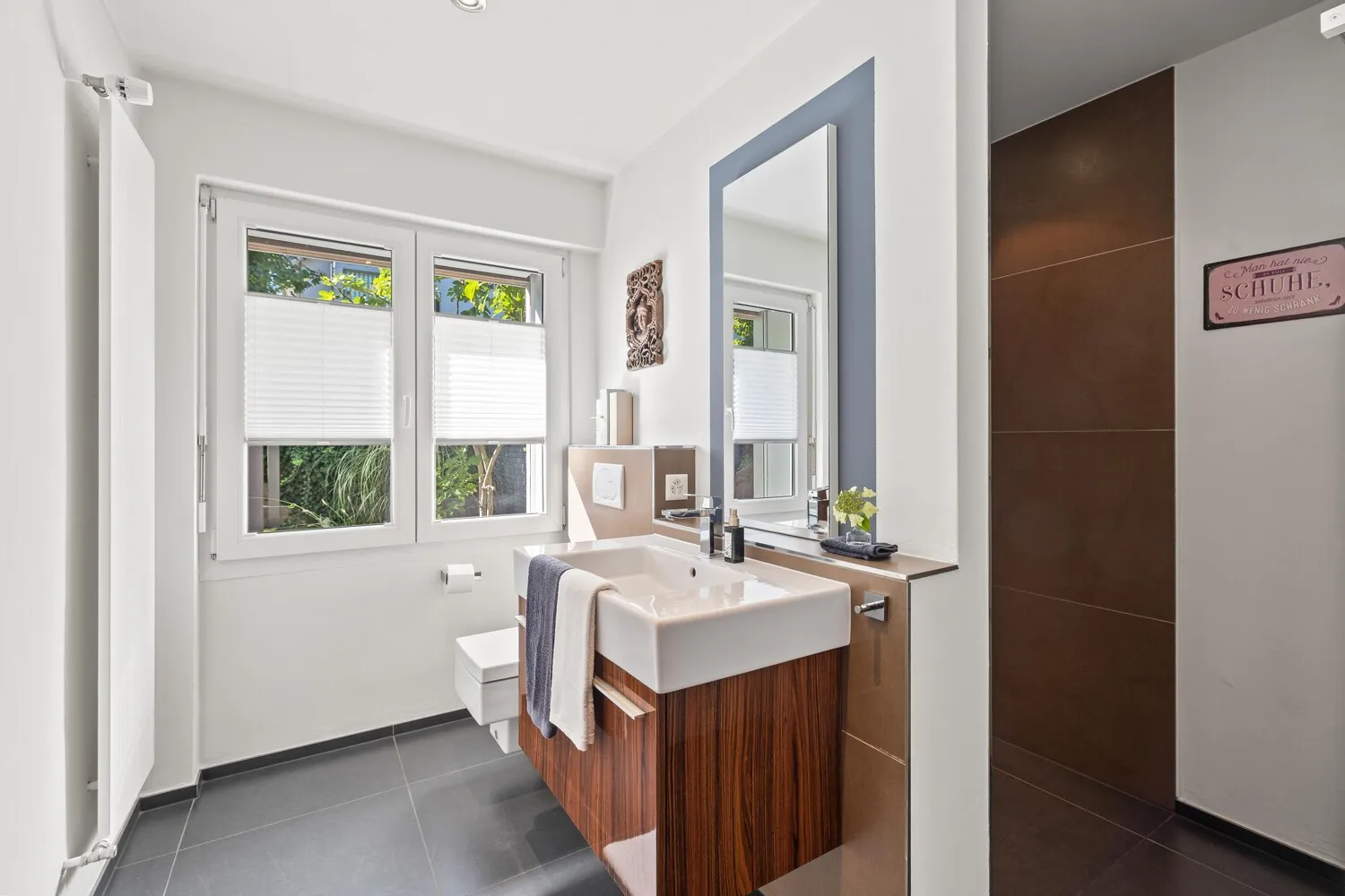 Modernes Bad mit Dusche und grossem Fenster