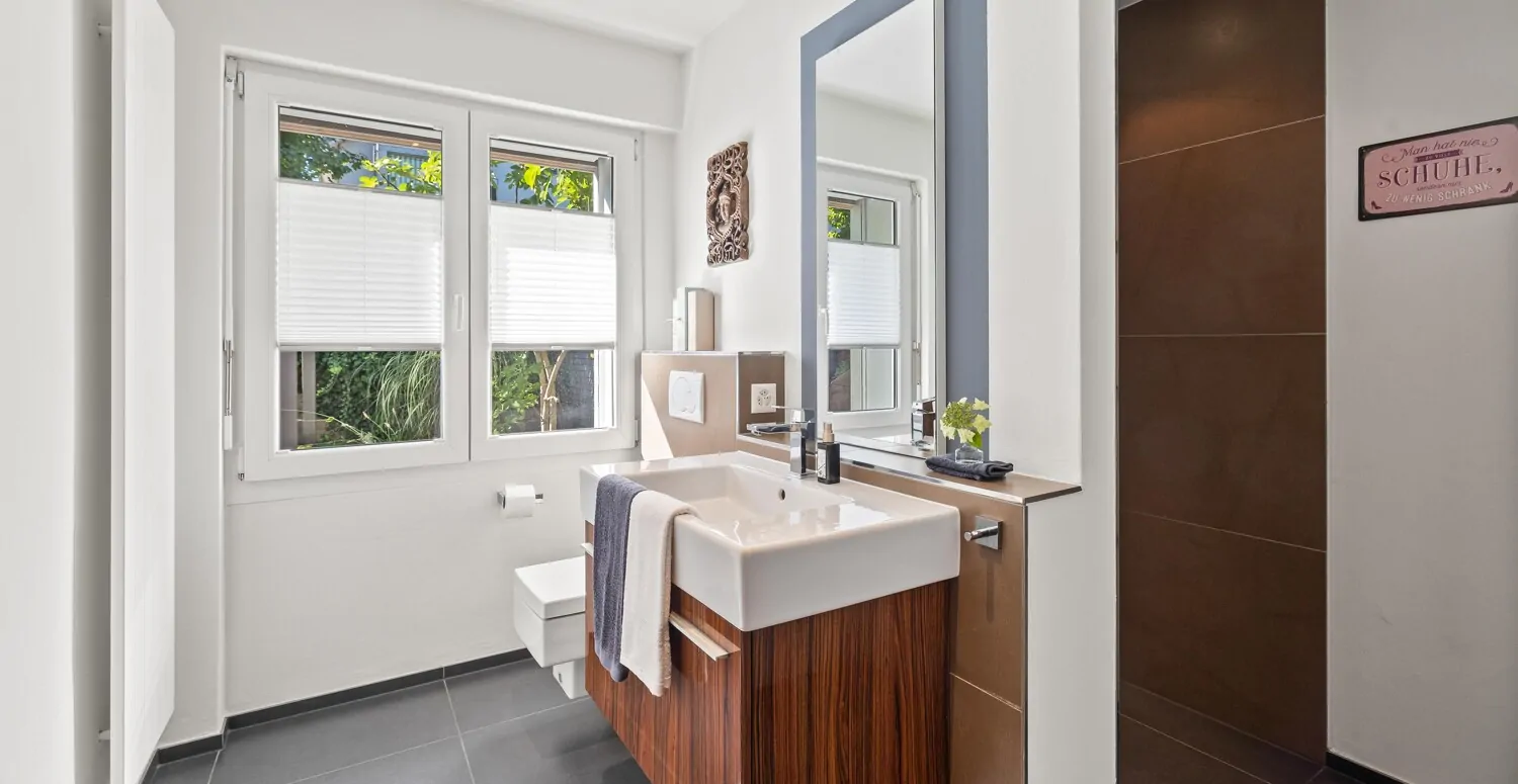 Modernes Bad mit Dusche und grossem Fenster