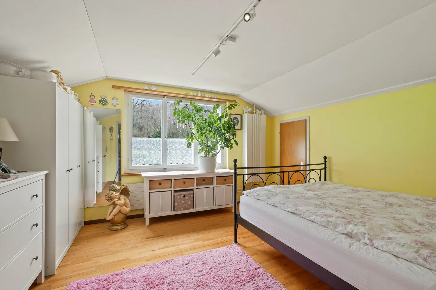 Einfamilienhaus mit Nebengebäude auf grosser Parzelle mit Entwicklungspotenzial